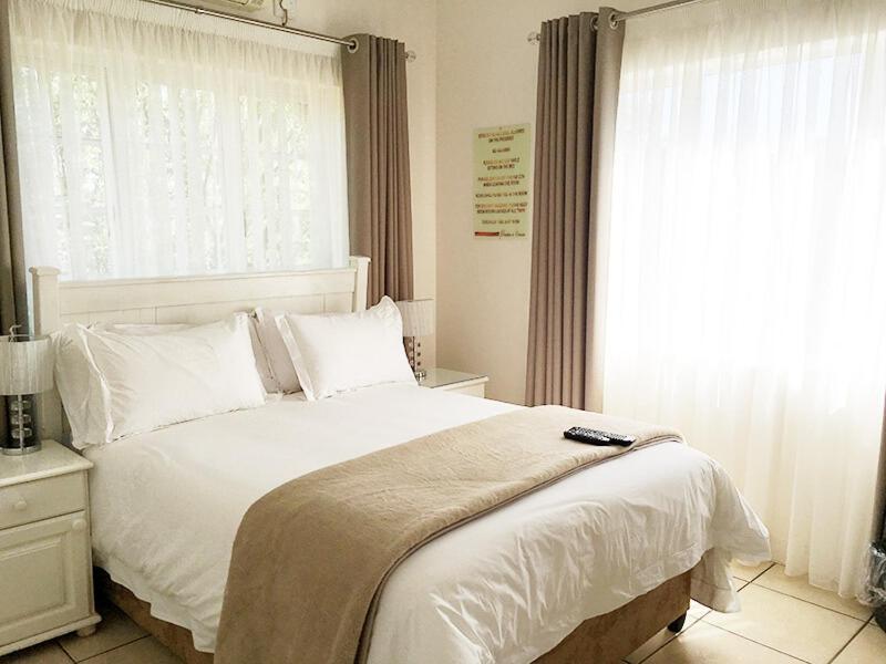 Peaches & Cream Bed & Breakfast เลดี้สมิธ ภายนอก รูปภาพ